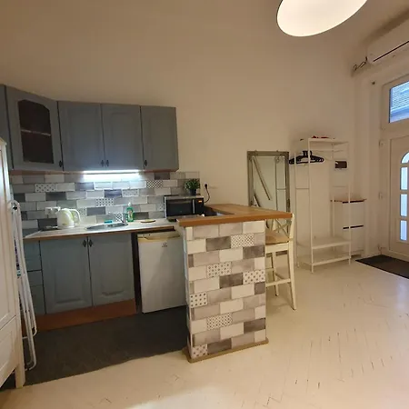 Vintage Near Boulevard With Ac After Renovation