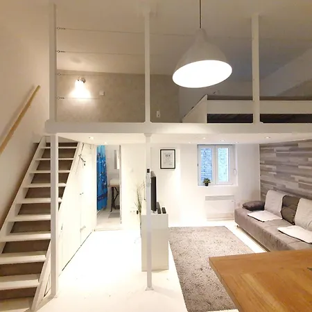 Apartment Vintage Near Boulevard With Ac After Renovation *